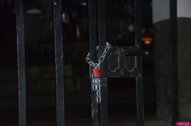 Pandemia przerwała tradycję odwiedzania grobów jednak w wielu miastach mieszkańcy postanowili zapalić symboliczne znicze i postawić kwiaty pod bramami cmentarzy. 