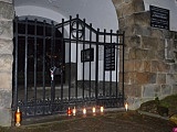 Pandemia przerwała tradycję odwiedzania grobów jednak w wielu miastach mieszkańcy postanowili zapalić symboliczne znicze i postawić kwiaty pod bramami cmentarzy. 