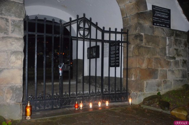 Pandemia przerwała tradycję odwiedzania grobów jednak w wielu miastach mieszkańcy postanowili zapalić symboliczne znicze i postawić kwiaty pod bramami cmentarzy. 