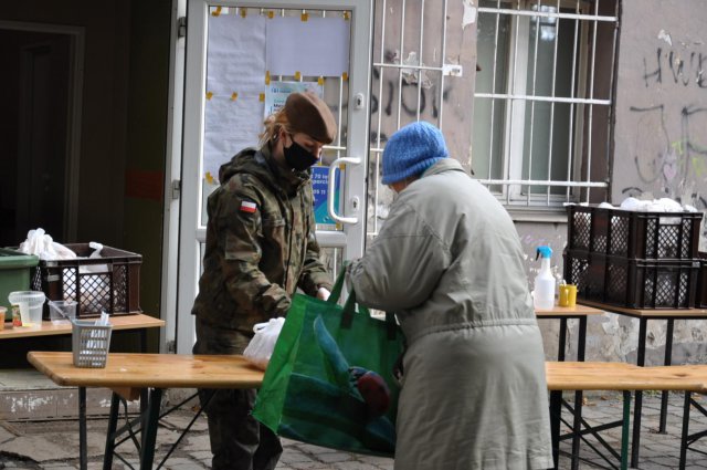 Od marca żołnierze 16 Dolnośląskiej Brygady Obrony Terytorialnej realizują zadania, których celem jest wsparcie m.in. placówek pomagającym osobom ubogim