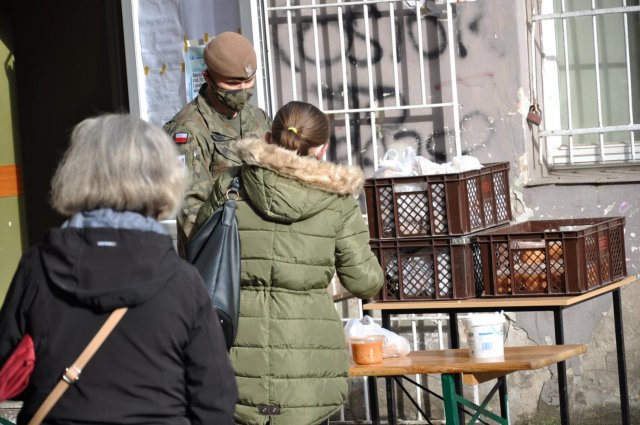 Od marca żołnierze 16 Dolnośląskiej Brygady Obrony Terytorialnej realizują zadania, których celem jest wsparcie m.in. placówek pomagającym osobom ubogim