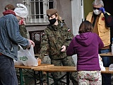 Od marca żołnierze 16 Dolnośląskiej Brygady Obrony Terytorialnej realizują zadania, których celem jest wsparcie m.in. placówek pomagającym osobom ubogim