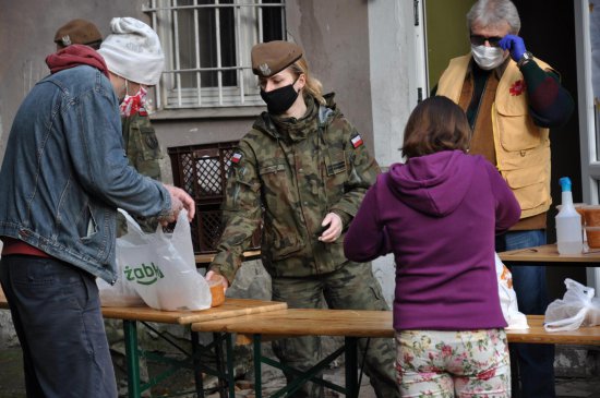 Od marca żołnierze 16 Dolnośląskiej Brygady Obrony Terytorialnej realizują zadania, których celem jest wsparcie m.in. placówek pomagającym osobom ubogim