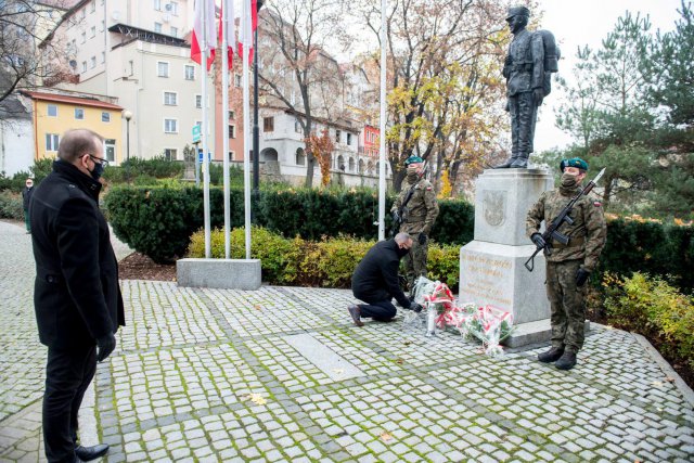 Tegoroczne powiatowe i miejskie obchody Święta Niepodległości w Kłodzku obchodzone było inaczej niż zwykle.