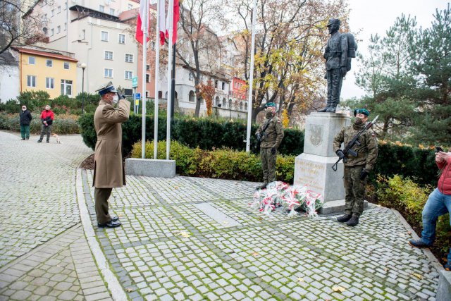 Tegoroczne powiatowe i miejskie obchody Święta Niepodległości w Kłodzku obchodzone było inaczej niż zwykle.