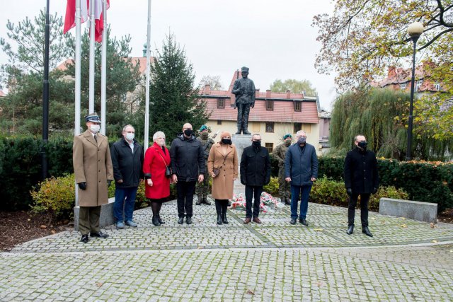 Tegoroczne powiatowe i miejskie obchody Święta Niepodległości w Kłodzku obchodzone było inaczej niż zwykle.