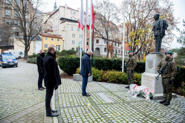 Tegoroczne powiatowe i miejskie obchody Święta Niepodległości w Kłodzku obchodzone było inaczej niż zwykle.