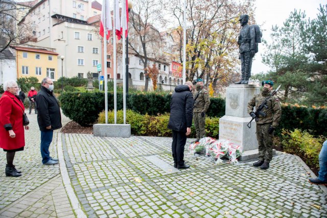 Tegoroczne powiatowe i miejskie obchody Święta Niepodległości w Kłodzku obchodzone było inaczej niż zwykle.
