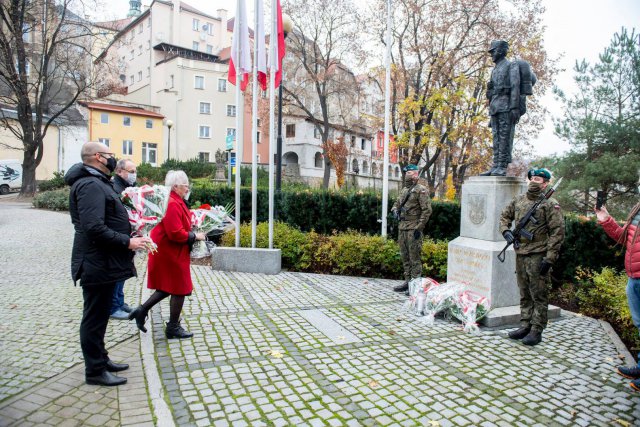 Tegoroczne powiatowe i miejskie obchody Święta Niepodległości w Kłodzku obchodzone było inaczej niż zwykle.