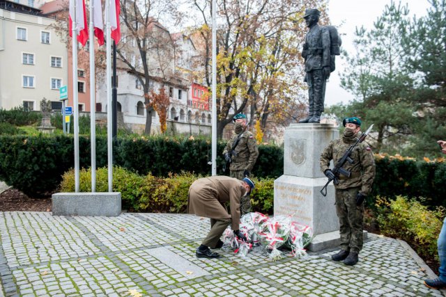 Tegoroczne powiatowe i miejskie obchody Święta Niepodległości w Kłodzku obchodzone było inaczej niż zwykle.