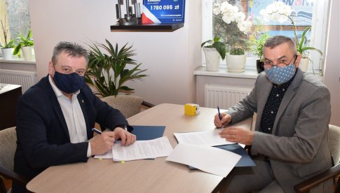wójt gminy Kłodzko, Zbigniew Tur podpisał umowę z prezesem wodociągów, Piotrem Bryłą na budowę kanalizacji przy Czerwonej Górze w Krosnowicach.