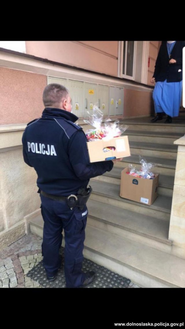 Policjanci z kłodzkiej komendy pamiętali również o dzieciach przebywających w Domu Małego Dziecka w Kłodzku.