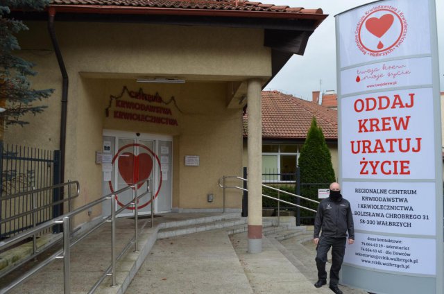 Pierwszy funkcjonariusz-ozdrowieniec z Zakładu Karnego w Kłodzku „zameldował się” w Regionalnym Centrum Krwiodawstwa i Krwiolecznictwa w Wałbrzychu.