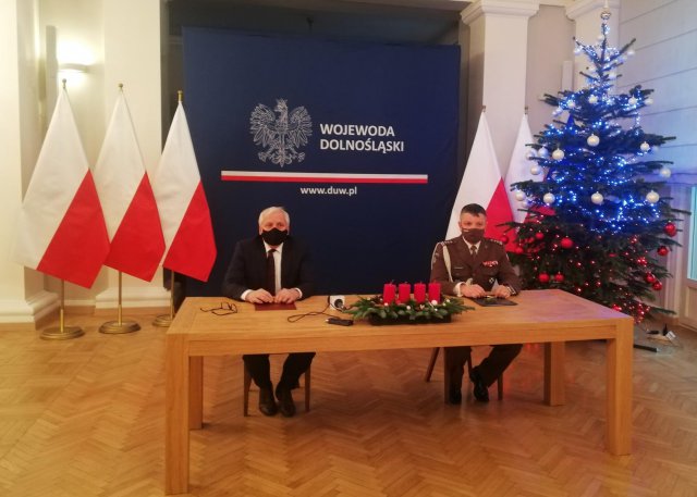 Wojewoda dolnośląski Jarosław Obremski podpisał porozumienie o współpracy z Dowódcą 16 Dolnośląskiej Brygady Obrony Terytorialnej płk. Arturem Barańskim