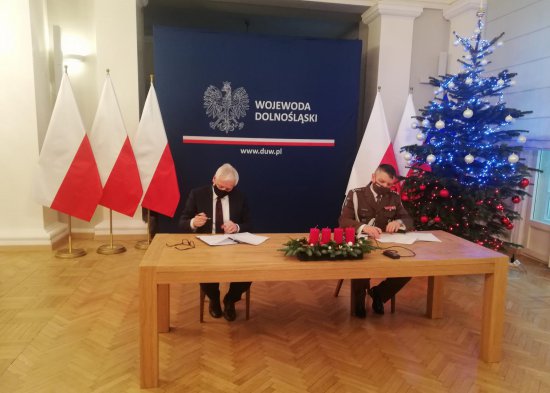 Wojewoda dolnośląski Jarosław Obremski podpisał porozumienie o współpracy z Dowódcą 16 Dolnośląskiej Brygady Obrony Terytorialnej płk. Arturem Barańskim