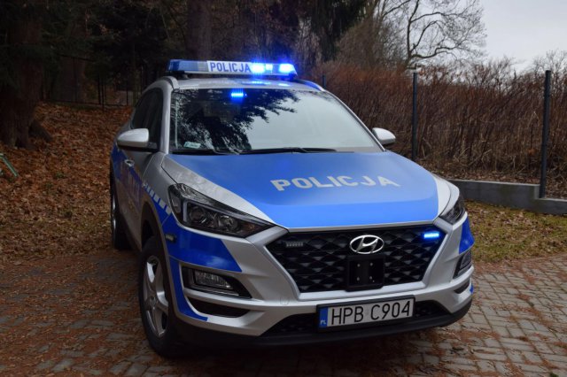 Przed Posterunkiem Policji w Międzylesiu odbyło się oficjalne przekazanie nowego, terenowego samochodu – Kia Tuscon z napędem 4x4.