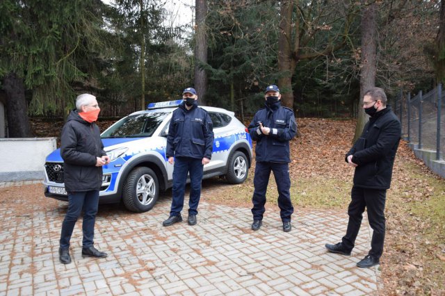 Przed Posterunkiem Policji w Międzylesiu odbyło się oficjalne przekazanie nowego, terenowego samochodu – Kia Tuscon z napędem 4x4.