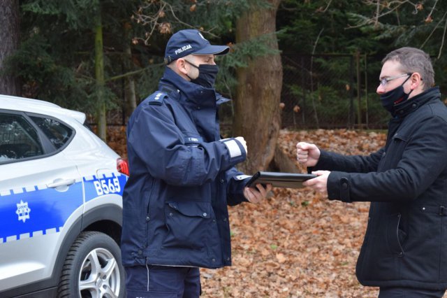 Przed Posterunkiem Policji w Międzylesiu odbyło się oficjalne przekazanie nowego, terenowego samochodu – Kia Tuscon z napędem 4x4.