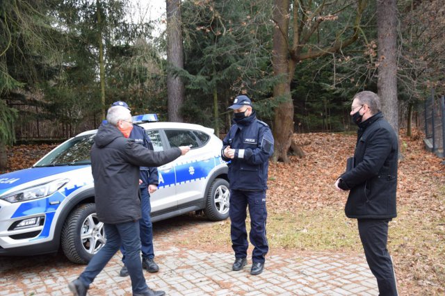 Przed Posterunkiem Policji w Międzylesiu odbyło się oficjalne przekazanie nowego, terenowego samochodu – Kia Tuscon z napędem 4x4.