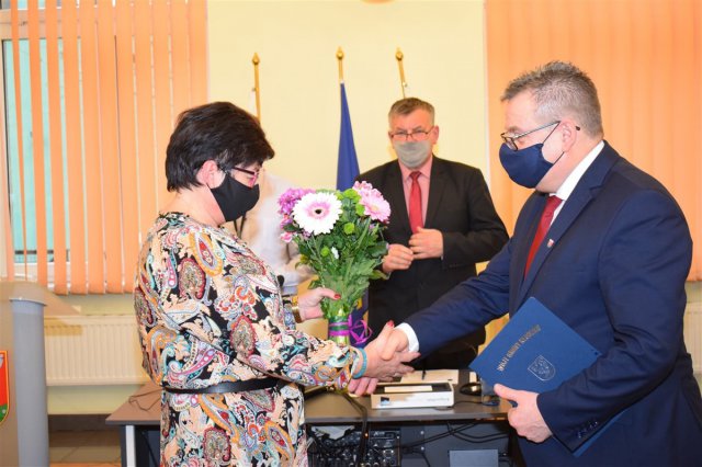 Podczas XXVI Sesji Rady Gminy Kłodzko jednogłośnie uchwalono przygotowany przez wójta i skarbnik Bożenę Rudy,  budżet na rok 2021.