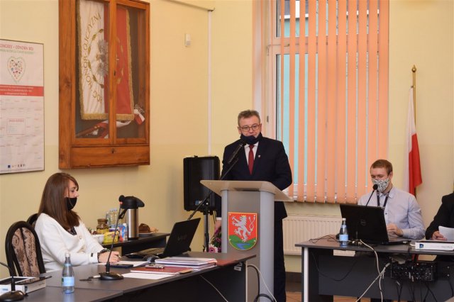 Podczas XXVI Sesji Rady Gminy Kłodzko jednogłośnie uchwalono przygotowany przez wójta i skarbnik Bożenę Rudy,  budżet na rok 2021.