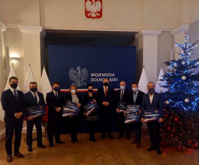 wójt gminy Kłodzko, Zbigniew Tur odebrał promesy z rąk ministra Dworczyka i wojewody Obremskiego na dwa zadania wodno-kanalizacyjne w ramach z Rządowego Funduszu Inwestycji Lokalnych.