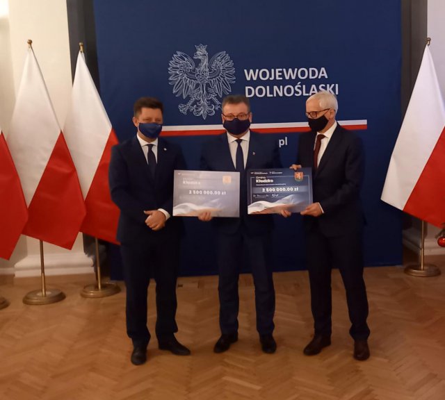 wójt gminy Kłodzko, Zbigniew Tur odebrał promesy z rąk ministra Dworczyka i wojewody Obremskiego na dwa zadania wodno-kanalizacyjne w ramach z Rządowego Funduszu Inwestycji Lokalnych.