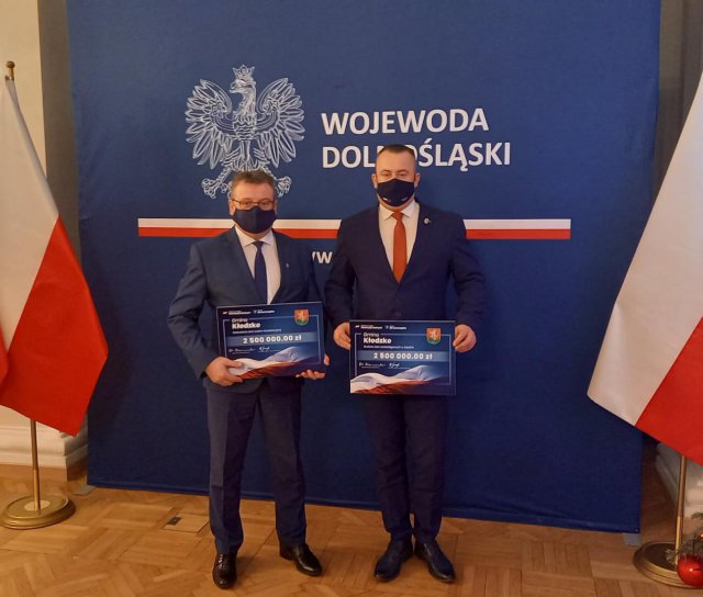 wójt gminy Kłodzko, Zbigniew Tur odebrał promesy z rąk ministra Dworczyka i wojewody Obremskiego na dwa zadania wodno-kanalizacyjne w ramach z Rządowego Funduszu Inwestycji Lokalnych.