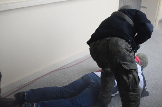 Zgodnie ze scenariuszem grupa napastników przedostała się do pododdziałowego magazynu broni oraz wywołała pożar.  