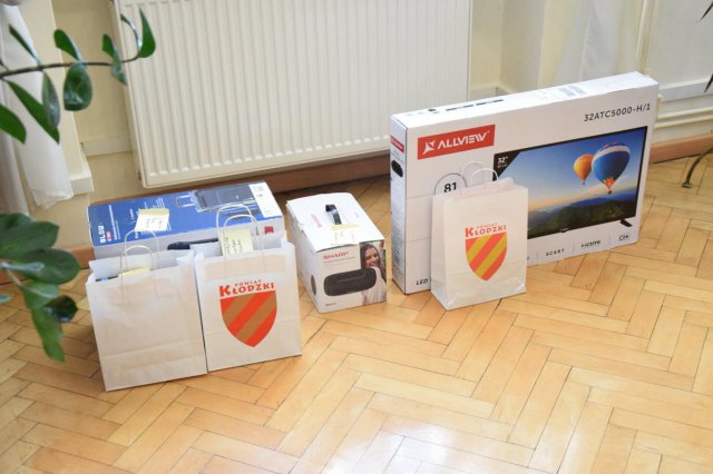 W starostwie powiatowym w Kłodzku odbyła się skromna oraz przeprowadzona w ścisłym reżimie sanitarnym uroczystość przekazania nagród dla laureatów konkursu ekologicznego