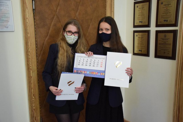 W starostwie powiatowym w Kłodzku odbyła się skromna oraz przeprowadzona w ścisłym reżimie sanitarnym uroczystość przekazania nagród dla laureatów konkursu ekologicznego