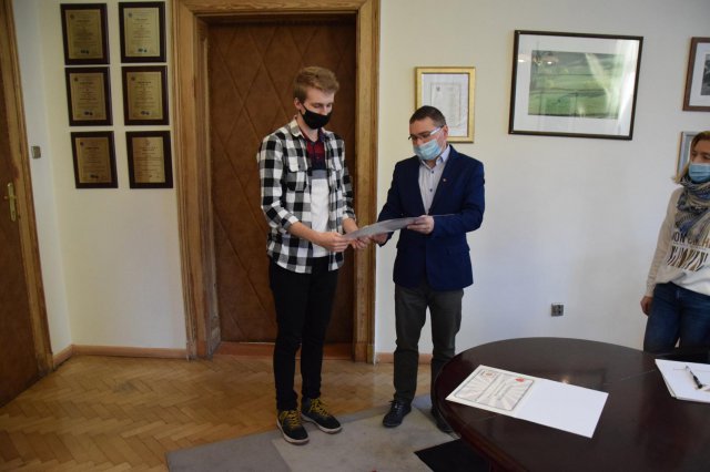 W starostwie powiatowym w Kłodzku odbyła się skromna oraz przeprowadzona w ścisłym reżimie sanitarnym uroczystość przekazania nagród dla laureatów konkursu ekologicznego