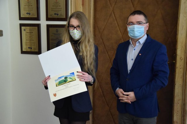W starostwie powiatowym w Kłodzku odbyła się skromna oraz przeprowadzona w ścisłym reżimie sanitarnym uroczystość przekazania nagród dla laureatów konkursu ekologicznego