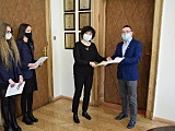 W starostwie powiatowym w Kłodzku odbyła się skromna oraz przeprowadzona w ścisłym reżimie sanitarnym uroczystość przekazania nagród dla laureatów konkursu ekologicznego