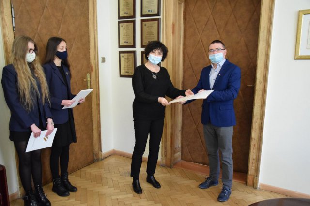 W starostwie powiatowym w Kłodzku odbyła się skromna oraz przeprowadzona w ścisłym reżimie sanitarnym uroczystość przekazania nagród dla laureatów konkursu ekologicznego