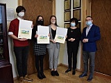 W starostwie powiatowym w Kłodzku odbyła się skromna oraz przeprowadzona w ścisłym reżimie sanitarnym uroczystość przekazania nagród dla laureatów konkursu ekologicznego