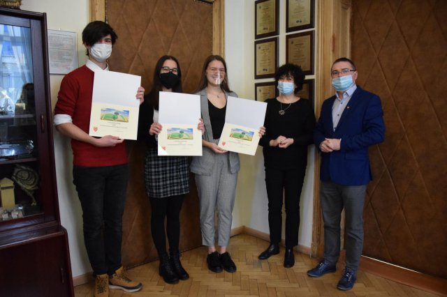 W starostwie powiatowym w Kłodzku odbyła się skromna oraz przeprowadzona w ścisłym reżimie sanitarnym uroczystość przekazania nagród dla laureatów konkursu ekologicznego