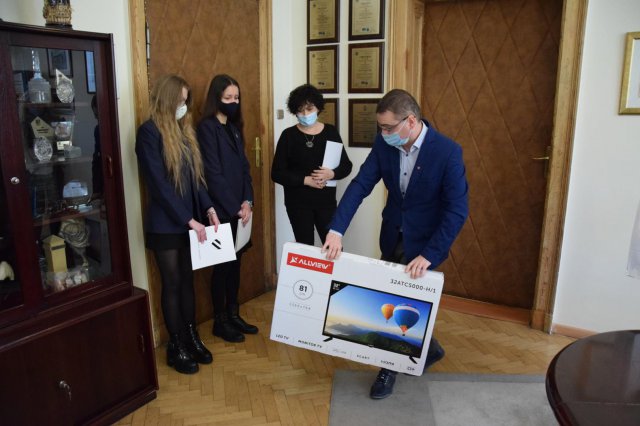 W starostwie powiatowym w Kłodzku odbyła się skromna oraz przeprowadzona w ścisłym reżimie sanitarnym uroczystość przekazania nagród dla laureatów konkursu ekologicznego