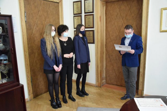 W starostwie powiatowym w Kłodzku odbyła się skromna oraz przeprowadzona w ścisłym reżimie sanitarnym uroczystość przekazania nagród dla laureatów konkursu ekologicznego
