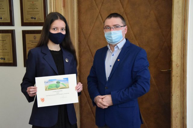 W starostwie powiatowym w Kłodzku odbyła się skromna oraz przeprowadzona w ścisłym reżimie sanitarnym uroczystość przekazania nagród dla laureatów konkursu ekologicznego