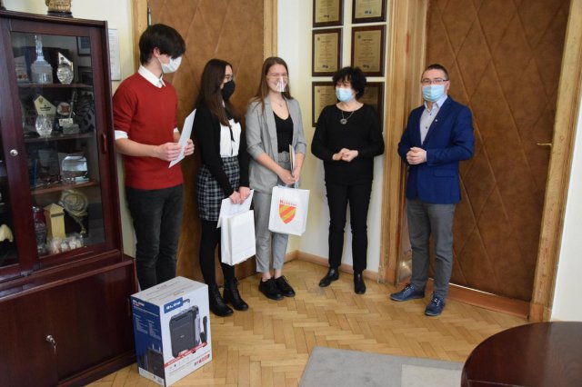W starostwie powiatowym w Kłodzku odbyła się skromna oraz przeprowadzona w ścisłym reżimie sanitarnym uroczystość przekazania nagród dla laureatów konkursu ekologicznego