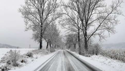 Opady śniegu  spowodowały, że miejscami na drogach naszego powiatu panują trudne warunki drogowe.