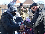 Chętni mogli poczęstować je marchewką i zrobić sobie pamiątkowe zdjęcie.