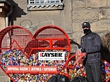 Zastępca kierownika działu penitencjarnego Zakładu Karnego w Kłodzku kpt. Radosław Majewski przekazał zebrane nakrętki do punktu odbioru,