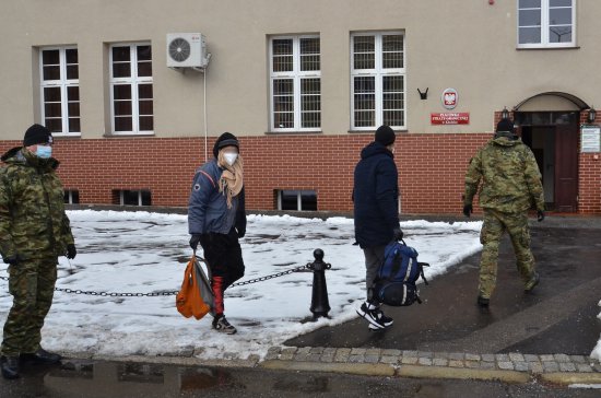 Policjanci, którzy zjawili się na miejscu zdarzenia ujawnili w przestrzeni ładunkowej, pomiędzy właściwym towarem jakim były filtry - 4 cudzoziemców