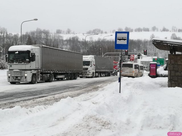 Trudne warunki na drogach powiatu [Foto]