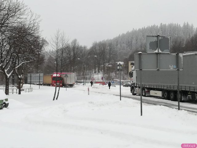 Trudne warunki na drogach powiatu [Foto]