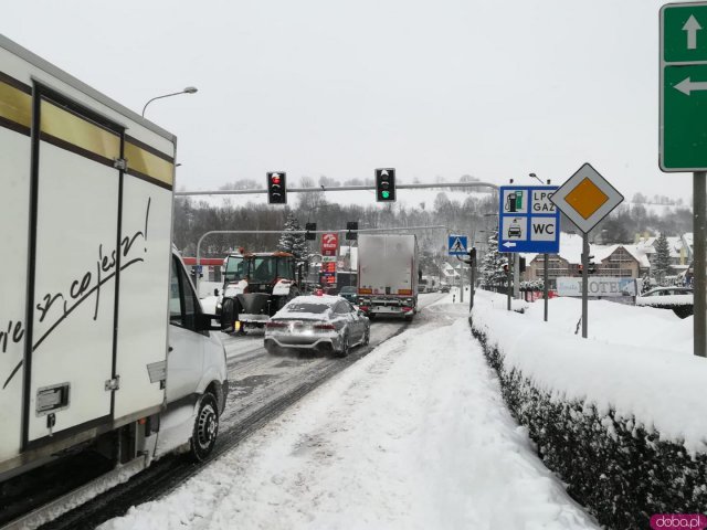 Trudne warunki na drogach powiatu [Foto]