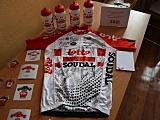 Belgijska zawodowa grupa kolarska LOTTO SOUDAL przekazała koszulkę klubową z autografami swoich zawodników