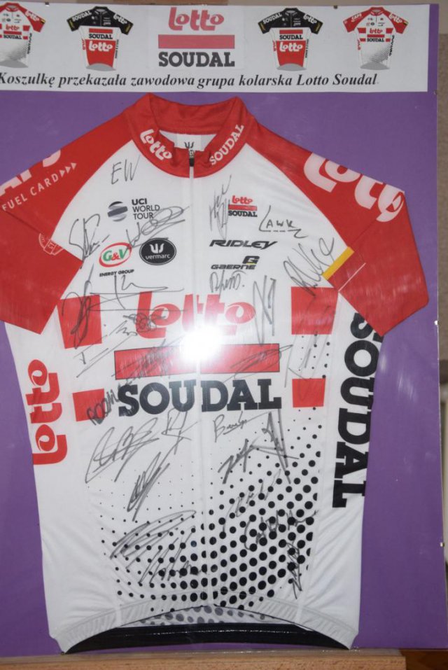 Belgijska zawodowa grupa kolarska LOTTO SOUDAL przekazała koszulkę klubową z autografami swoich zawodników
